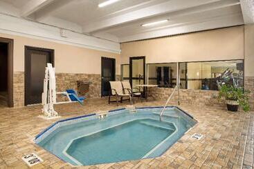 هتل Americinn By Wyndham Grand Rapids Airport North