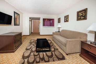 هتل Days Inn By Wyndham Sherman