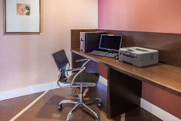 هتل Days Inn By Wyndham Sherman