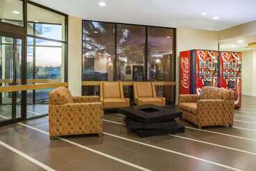 هتل Days Inn By Wyndham Sherman