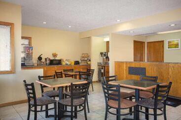 هتل Days Inn By Wyndham Wichita West Near Airport