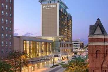 هتل Doubletree By Hilton  Cedar Rapids Convention Complex