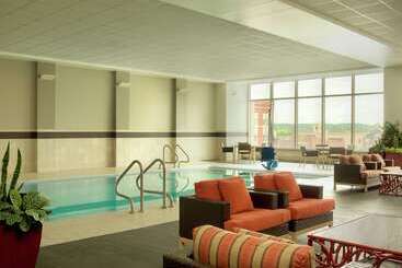 هتل Doubletree By Hilton  Cedar Rapids Convention Complex