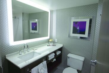 هتل Doubletree By Hilton Winston Salem University