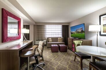 هتل Doubletree By Hilton Winston Salem University