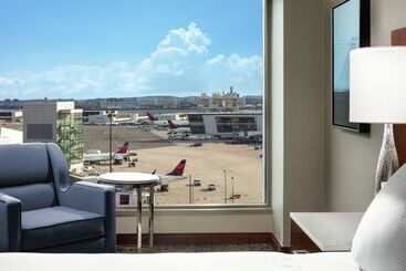 هتل Hilton Boston Logan Airport