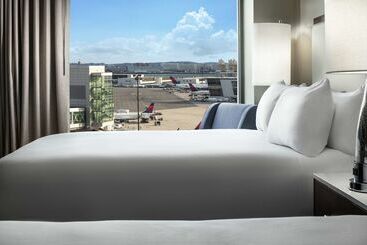 هتل Hilton Boston Logan Airport