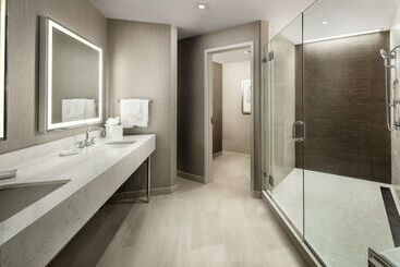 هتل Hilton Boston Logan Airport
