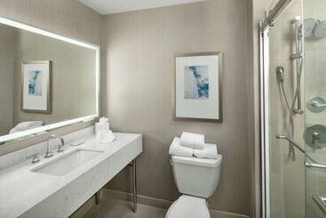 هتل Hilton Boston Logan Airport