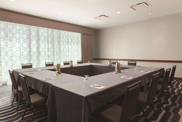 هتل Hilton Boston Logan Airport