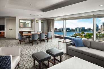 هتل Hilton Boston Logan Airport