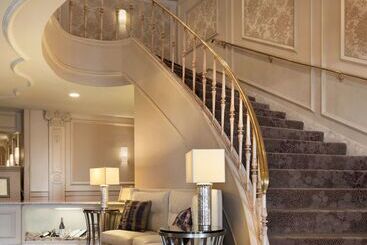 هتل Hilton St. Louis Frontenac