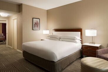 هتل Hilton St. Louis Frontenac