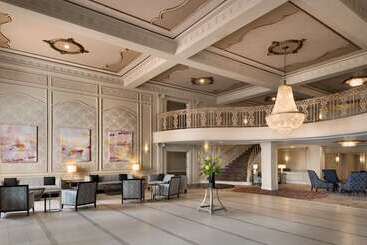 هتل Hilton St. Louis Frontenac