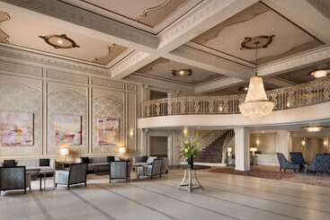هتل Hilton St. Louis Frontenac