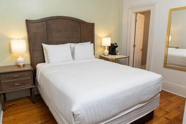هتل Inn On St. Peter, A French Quarter Guest Houses Property