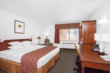 Отель Ramada By Wyndham Barstow