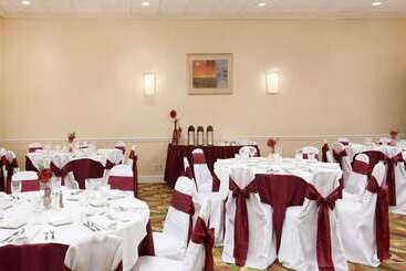 هتل Ramada By Wyndham Newark/wilmington