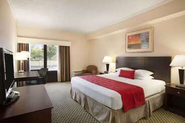 هتل Ramada By Wyndham Newark/wilmington