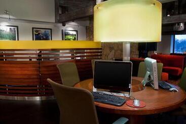 هتل Sheraton Westport Lakeside Chalet