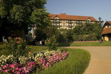 هتل Sheraton Westport Lakeside Chalet