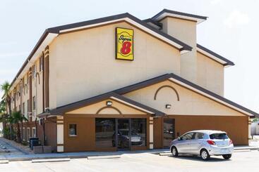 هتل Super 8 By Wyndham Brunswick/st Simons Island Area