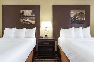 هتل Super 8 By Wyndham La Crosse