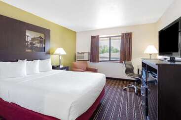 هتل Super 8 By Wyndham La Crosse