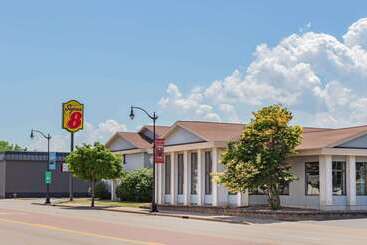 هتل Super 8 By Wyndham La Crosse