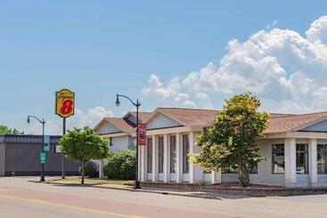 هتل Super 8 By Wyndham La Crosse