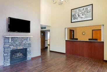 هتل Super 8 By Wyndham La Crosse