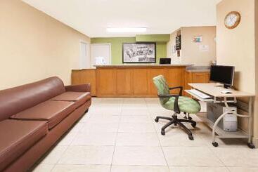 هتل Arya Inn & Extended Stay