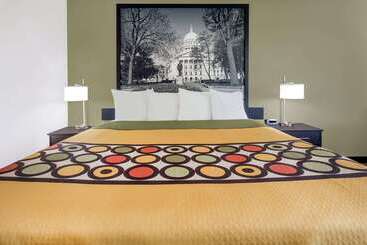هتل Super 8 By Wyndham Madison South