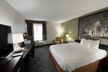 هتل Super 8 By Wyndham Madison South