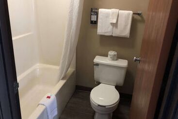 هتل Super 8 By Wyndham Milwaukee Airport
