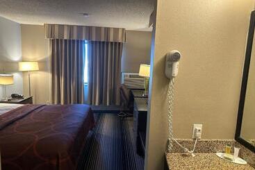 هتل Super 8 By Wyndham Milwaukee Airport