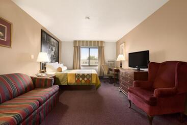 هتل Super 8 By Wyndham Milwaukee Airport