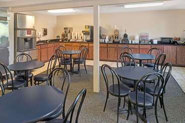 هتل Super 8 By Wyndham Omaha I 80 West