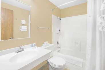 هتل Super 8 By Wyndham Watertown