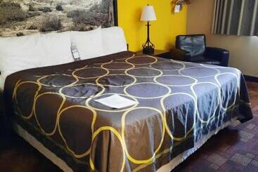هتل Super 8 By Wyndham Watertown