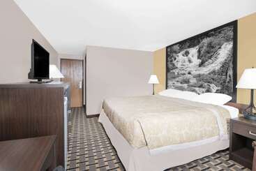 هتل Super 8 By Wyndham Watertown