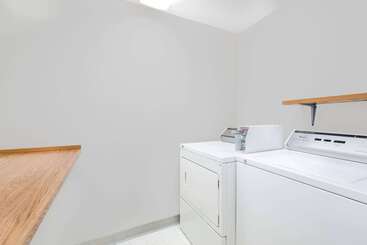 هتل Super 8 By Wyndham Watertown