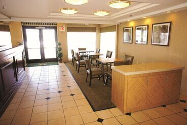 La Quinta By Wyndham Warwick Providence Airport