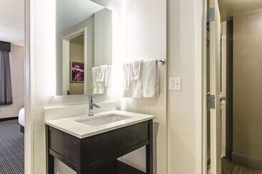 La Quinta By Wyndham Warwick Providence Airport