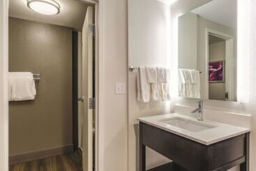 La Quinta By Wyndham Warwick Providence Airport