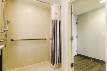 La Quinta By Wyndham Warwick Providence Airport