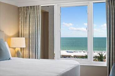 استراحتگاه Marco Beach Ocean Suites
