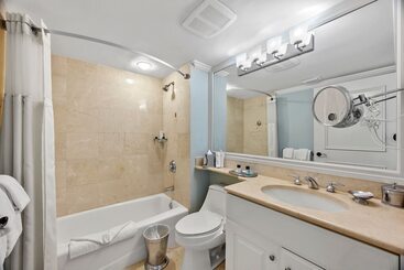 استراحتگاه Marco Beach Ocean Suites