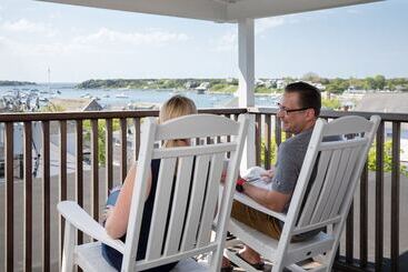 Vineyard Square Hotel & Suites