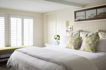 Vineyard Square Hotel & Suites
